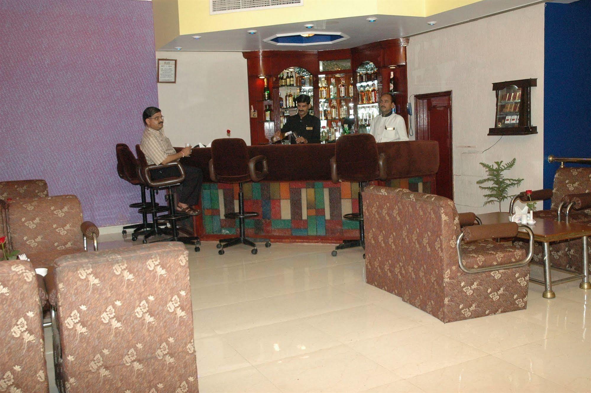 Oyo 18814 Hotel Maya International Jaipur Bagian luar foto